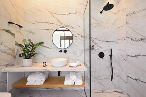 Douche, articles de toilette écologiques, séchoir à cheveux
