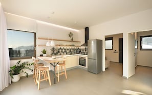 Fridge, oven, coffee/tea maker, electric kettle