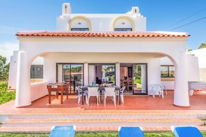 Outdoor dining - Villa Palawan - Four Bedroom Villa, Sleeps 8 (Vale Rebelho)
