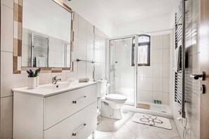 Een douche, handdoeken