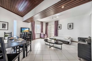 4 bedrooms, iron/ironing board, WiFi, bed sheets
