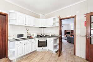 Refrigerador, microondas, horno y lavavajillas 