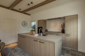 Frigorifero, microonde, lavastoviglie, macchina per tè/caffè