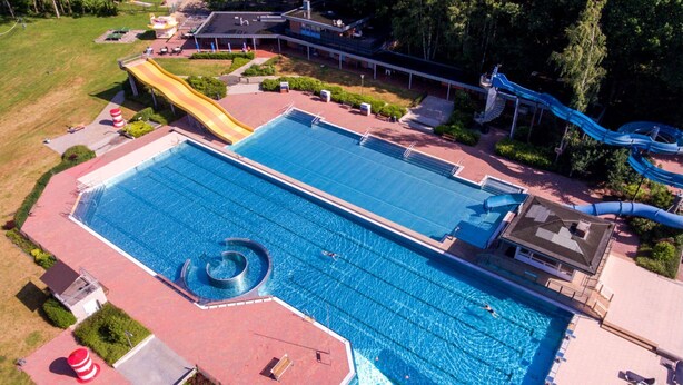 A large swimming pool with a slide and a water feature. - Type 6p - Two Bedroom Chalet, Sleeps 6 (Uelsen)