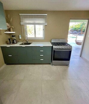 Micro-ondas, fogão, cooktop, cadeirão de bebê