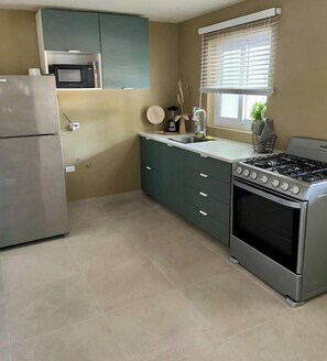 Micro-ondes, four, plaque de cuisson, chaise haute