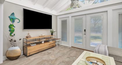 Charming 3-bedroom cottage with POOL! Beautiful open floorplan