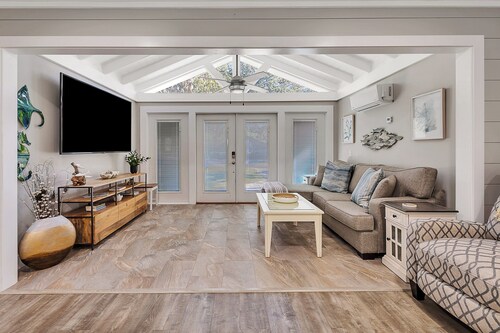 Charming 3-bedroom cottage with POOL!  Beautiful open floorplan