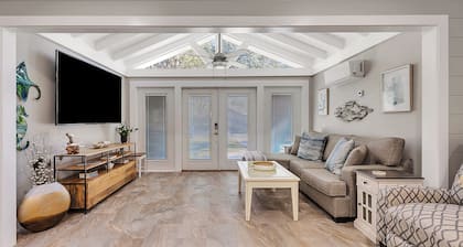 Charming 3-bedroom cottage with POOL! Beautiful open floorplan