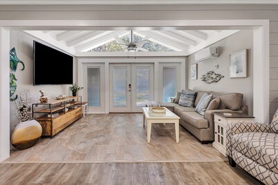 Charming 3-bedroom cottage with POOL! Beautiful open floorplan