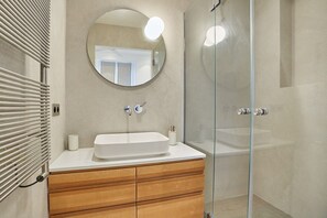 Apartment | Badezimmer | Haartrockner, Seife, Shampoo