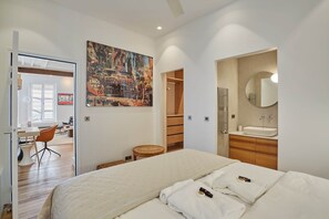 Apartemen | Ruang kerja ramah laptop, setrika/meja setrika, dan seprai linen