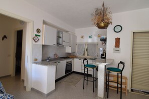 Private kitchen - Casa San Lorenzo With Garden In Budoni (Budoni)