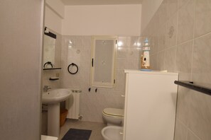 Appartement, vue mer | Salle de bain | Douche, bidet, serviettes fournies