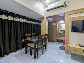 Select Comfort beds, laptop workspace, free WiFi, bed sheets - Hotel Shivneri (Bilaspur)