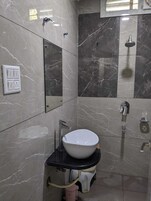 Ducha, artículos de tocador gratuitos, toallas, jabón