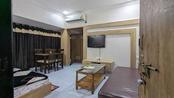Deluxe Room, City View | Living area