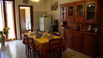 Café da manhã com buffet grátis todos os dias