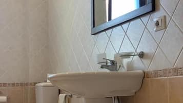 A bathroom with a sink, toilet, and bathtub.