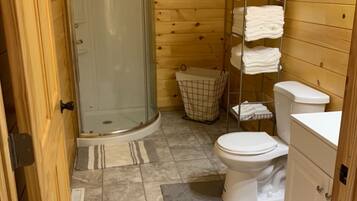 Séchoir à cheveux, serviettes fournies, papier de toilette