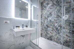 Een douche, een haardroger, pantoffels, handdoeken