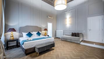 Habitación cuádruple Deluxe | Minibar con artículos gratuitos y caja fuerte