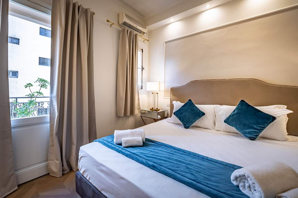 Habitación doble superior, balcón, vista al patio | Artículos del minibar gratis y caja de seguridad en la habitación