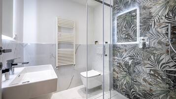 Habitación doble estándar | Baño | Regadera, secadora de cabello, pantuflas, toallas