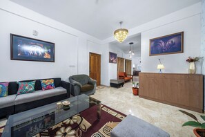 Smart TV, books - 3-Bedroom penthouse in Koramangala with Jacuzzi, WiFi, AC and terrace garden  (Bengaluru)