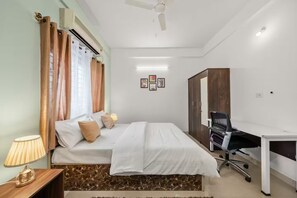 3 bedrooms, desk, iron/ironing board, WiFi - 3-Bedroom penthouse in Koramangala with Jacuzzi, WiFi, AC and terrace garden  (Bengaluru)