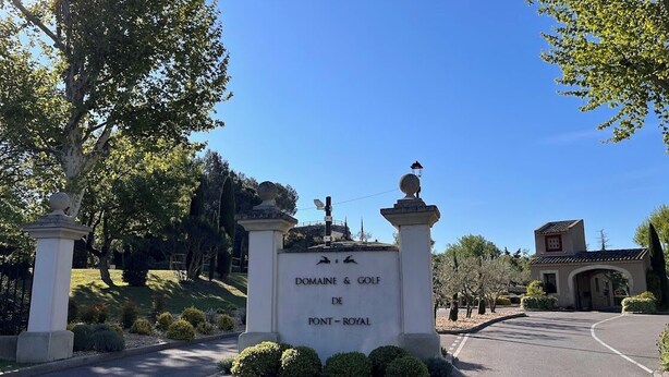 Schild für Domaine & Golf de Pont-Royal, strahlend blauer Himmel und gepflegte Grünflächen.