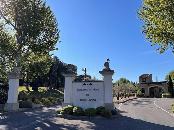 Señal de Domaine & Golf de Pont-Royal, con cielo despejado y jardines cuidados.