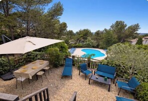 Outdoor dining - NEW "Mas Sereni'Tee" - Golf de Pont Royal - AC, Parking, Garden, Swimming pool (MALLEMORT)