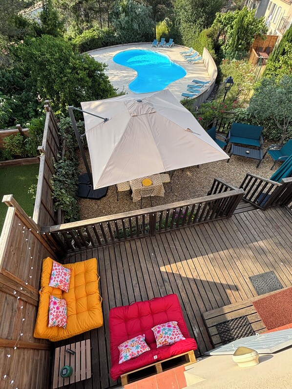 A deck with a pool, outdoor seating, and a pergola. - NEW "Mas Sereni'Tee" - Golf de Pont Royal - AC, Parking, Garden, Swimming pool (MALLEMORT)