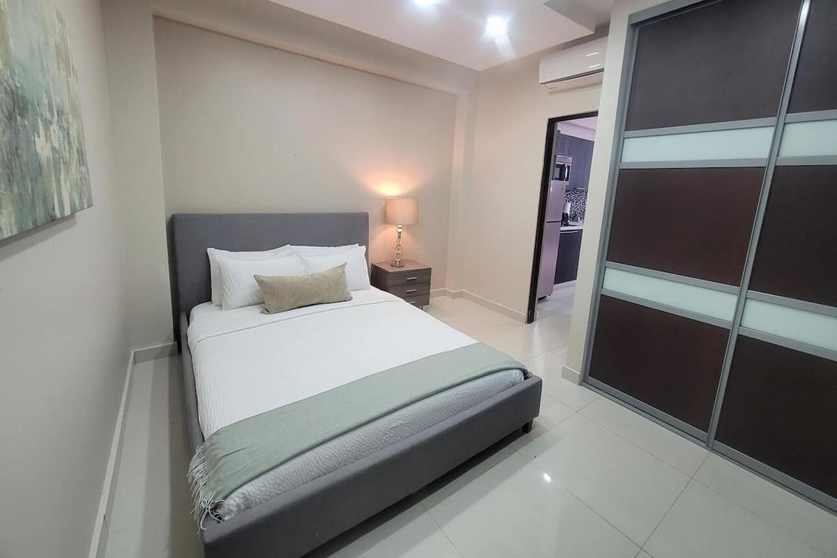 Appartement, 1 grand lit, non-fumeurs, patio | 3 chambres, literie hypoallergénique, décoration personnalisée