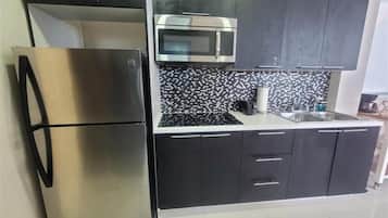 Apartment, 1 Queen Bed, Non Smoking, Patio | Private kitchen