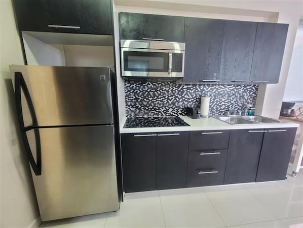 Departamento, 1 cama Queen size, para no fumadores, patio | Cocina privada | Refrigerador con congelador, microondas y parrilla de estufa 