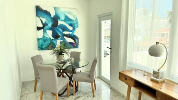 Apartment, 3 Bedrooms | Dining room