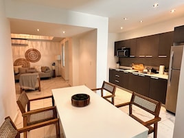 Apartamento, 2 quartos, no canto | Cozinha privada | Geladeira grande, micro-ondas, cooktop, cafeteira/chaleira