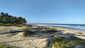 Sur la plage, chaise longue