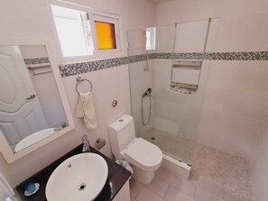 Secador de cabelo, toalhas de banho, sabonete, papel higiênico