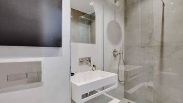 Apartment | Bathroom | Hair dryer, towels, shampoo