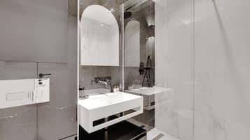 Apartamento | Banheiro | Secador de cabelo, toalhas de banho, shampoo