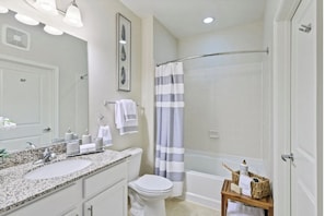 Standard-Apartment | Badezimmer | Kostenlose Toilettenartikel, Haartrockner, Handtücher, Seife