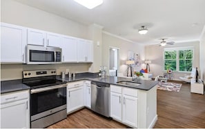 Appartement Standard | Cuisine privée | Réfrigérateur grande capacité avec congélateur, four à micro-ondes