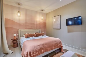 Laptop workspace, iron/ironing board, bed sheets - Sublim Apartment 3 Bedrooms Center of Paris (Paris)