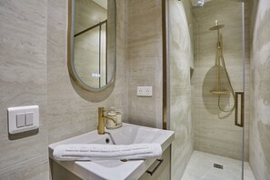 Apartment | Bathroom | Hair dryer, towels, soap, shampoo - Sublim Apartment 3 Bedrooms Center of Paris (Paris)