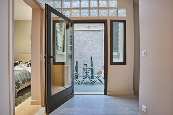 Apartament | Espai de treball apte per a portàtils i planxa i posts de planxar