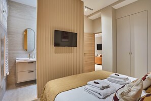 Apartment | Laptop workspace, iron/ironing board, bed sheets