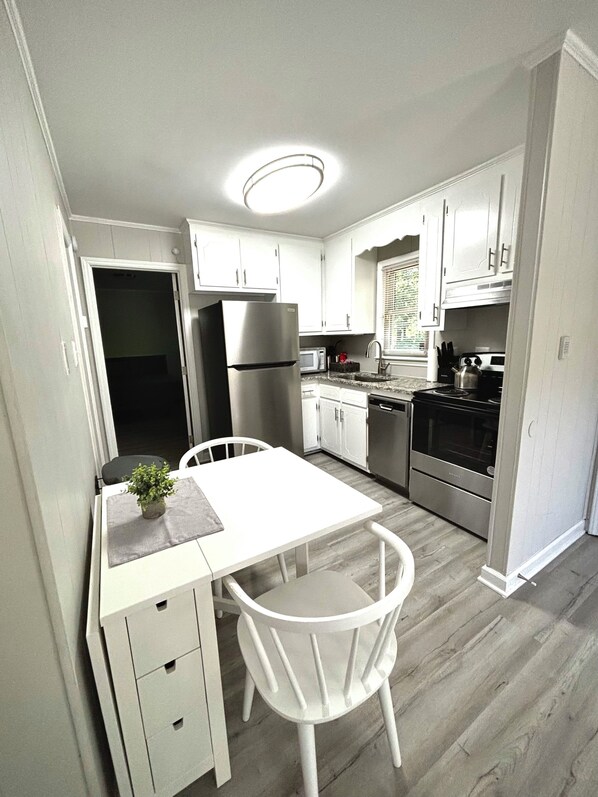 Fridge, microwave, oven, stovetop - Modern Comfort Near Duke & Durhams Top Attractions (Durham)